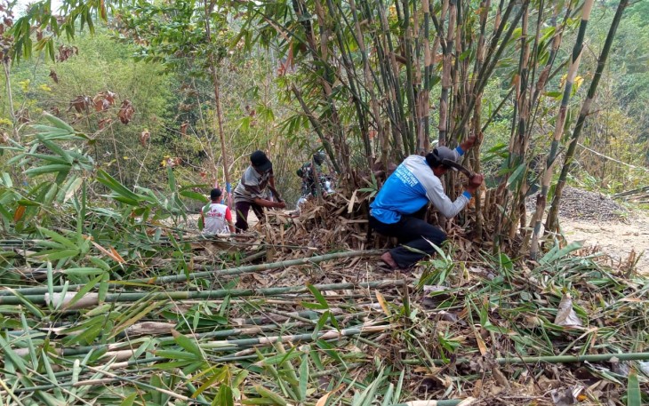 Warga Dusun Beber Tebang Bambu untuk Pembuatan Gubug di Lokasi Wisata Pemancingan