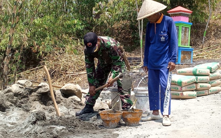 Babinsa Koramil 02 Jeruklegi Bantu Siapkan Adukan Semen