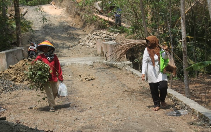 Sepulang TMMD Warga Cari Rumput dan Kayu Bakar