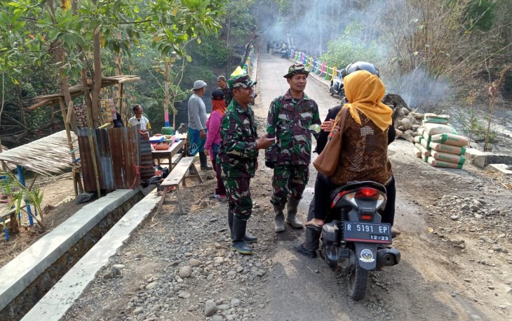 TNI Koramil 02 Jeruklegi Akrab dengan Warga di Lokasi TMMD