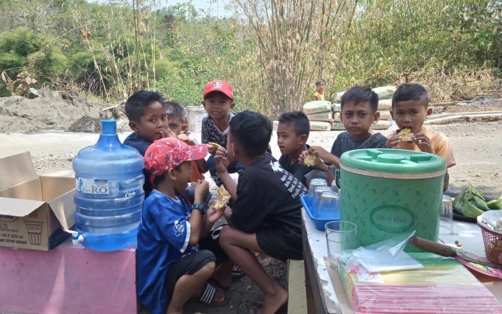 Anak-Anak Ikut Nikmati Jajanan di Warung Dadakan