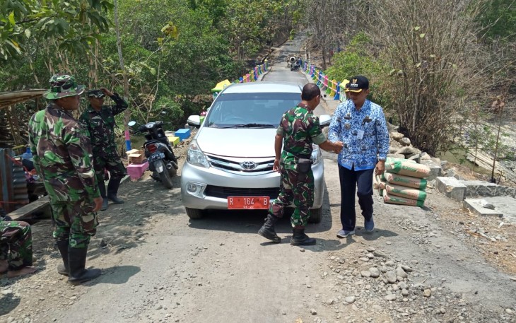 Danramil 02 Jeruklegi Sambut Kedatangan Camat di Lokasi TMMD