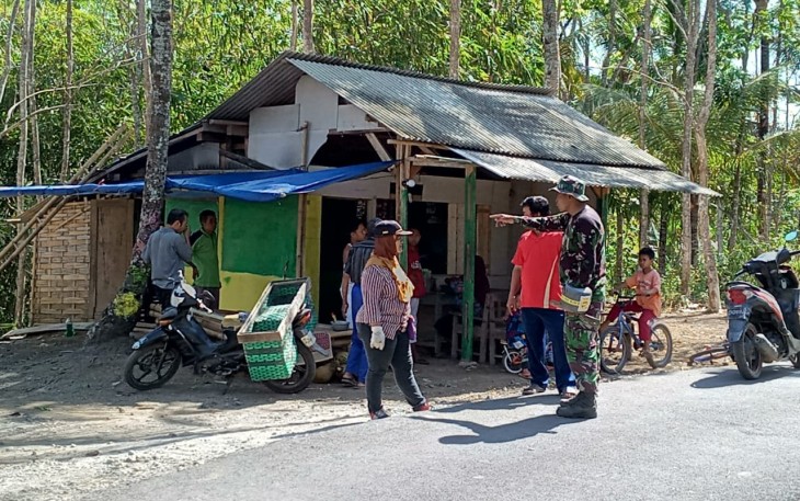 Keluwesan Sertu Jumadi Saat Koordinasi Dengan Kepala Dusun