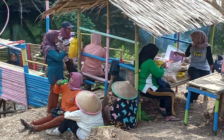 Ibu-Ibu Semangat Siapkan Makan Siang untuk Satgas TMMD