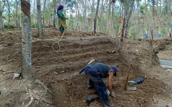 Wahid dan Keluarganya Rela Bantu TNI Membuat Lapangan Parkir Pemancingan