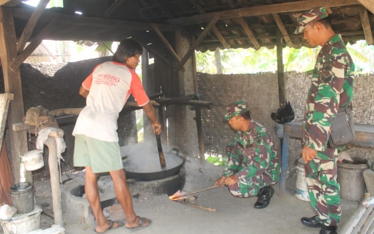 Babinsa 02 Jeruklegi Belajar Cara Membuat Gula Merah di Pra TMMD 106 Kodim Cilacap