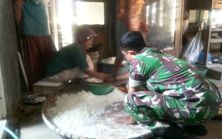 Babinsa Jeruklegi temani Ibu Saminem Parut Singkong untuk Dijadikan Gemblong