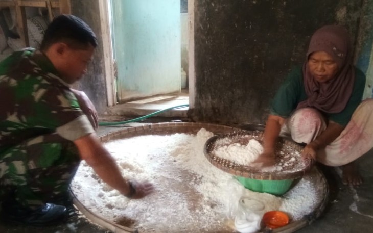 Sertu Mulyono Bantu Sanem Buat Adonan Gemblong