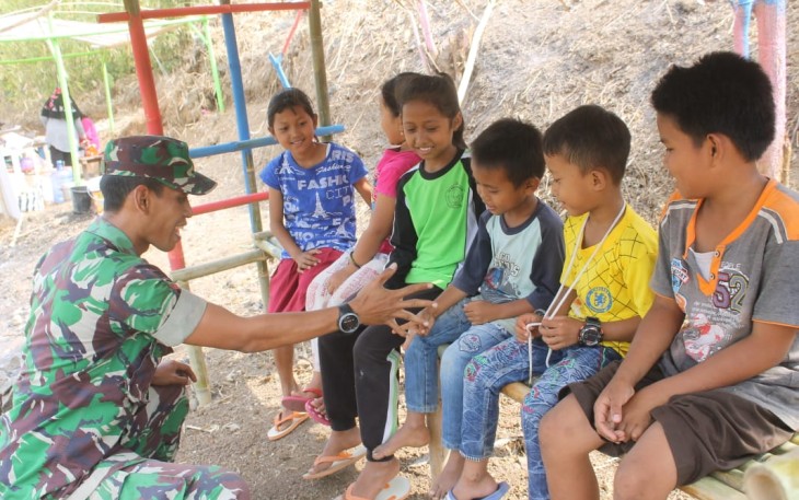 Anggota TNI Kodim Cilacap Bermain Dengan Anak-Anak
