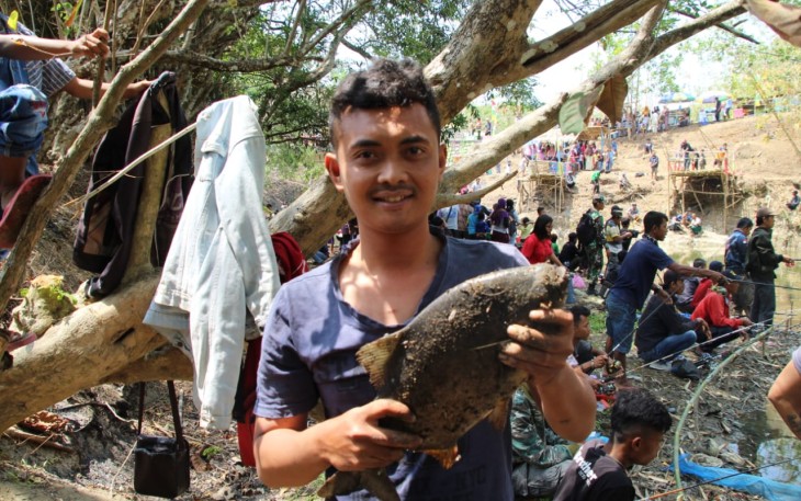 Serunya Lomba Mancing di Kali Beber