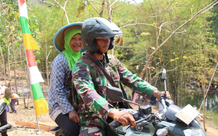 Dengan Hati yang Ikhlas Serka Sodirin Antarkan Seorang Ibu yang Kelelahan
