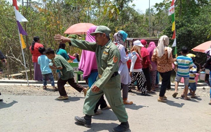Bagai Tentara Linmas Sudali Tegas Mengatur Pengunjung