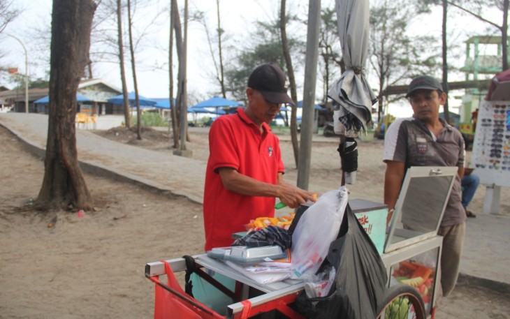 PKL yang berjualan di Pantai Panjang