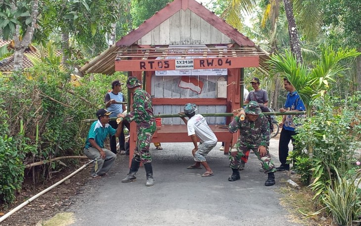 TNI Pindah Poskamling Bersama Warga