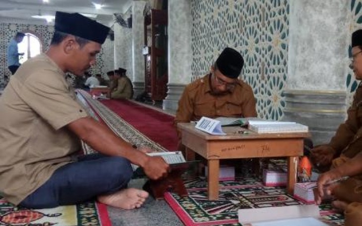 Salah seorang kandidat balon Kades di Aceh Singkil mengikuti uji tes baca Al Qur'an di Masjid Nurul Makmur.