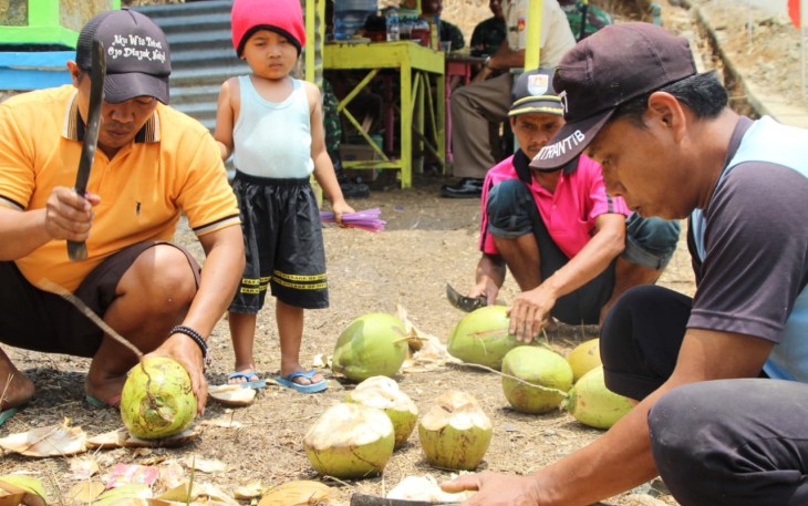 Kelapa Muda Sebagai Pelepas Dahaga di Pra TMMD 106 Kodim Cilacap
