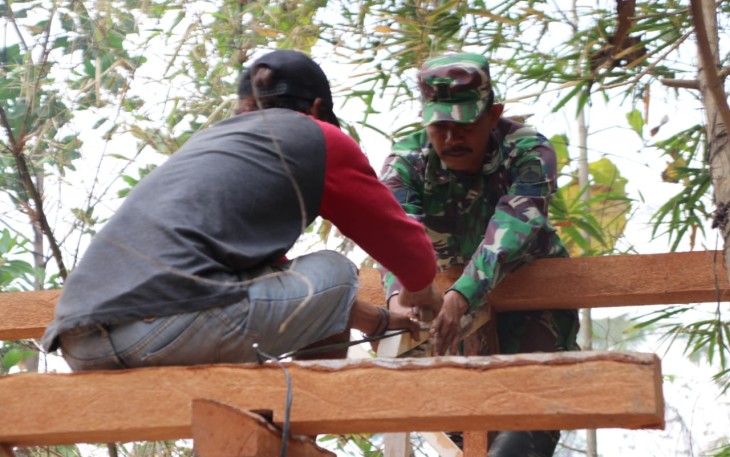 Serma Tasripin Bantu Pasang Atap Mushola di Pra TMMD 106 Kodim Cilacap
