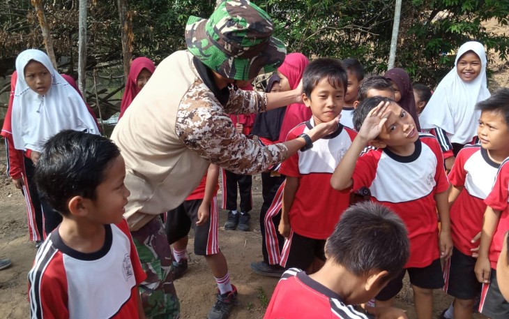 Anggota TNI Latih Murid SD PBB 