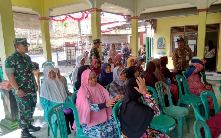 TNI Kodim Cilacap Bantu Lansia Peroleh Pelayanan kesehatan