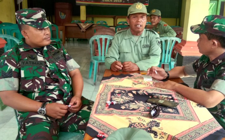 Babinsa Koramil 02 Jeruk Legi Berkoordinasi dengan Danton Linmas Cilibang dalam Pelaksanaan TMMD 106 Kodim Cilacap