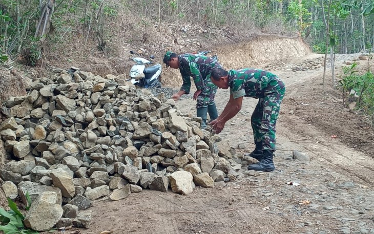 Danramil 02 JerukLegi dan Anggota Turun Langsung Singkirkan Batu di Pra TMMD 106 Kodim Cilacap