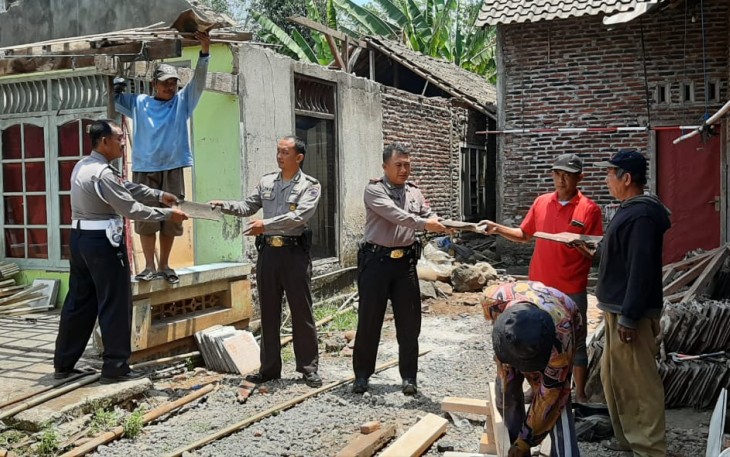 Jajaran Polsek Gringsing Lakukan Bedah Rumah Bersama Warga 
