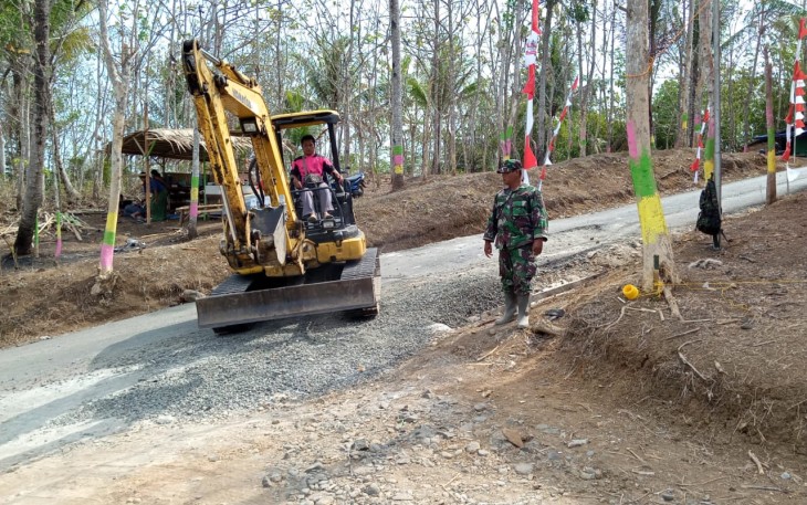 TNI turunkan Alat Berat Untuk Pekerjaan TMMD 106 Kodim Cilacap pada Pelebaran Jalan Di Desa Cilibang