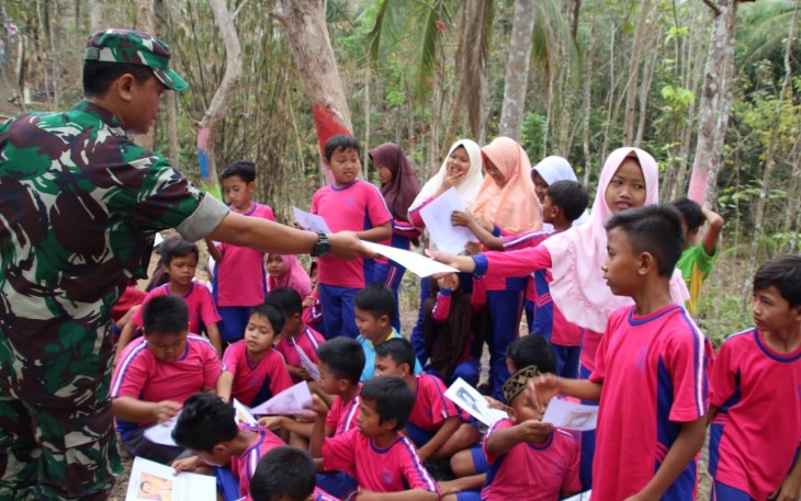Personel TNI Kodim Cilacap Tumbuhkan Minat Baca Anak-anak 