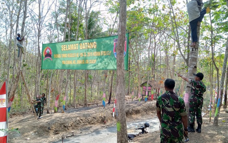 Banner Selamat Datang TMMD 106 Kodim Cilacap Dipasang