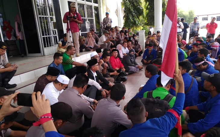 Pimpinan beserta anggota DPRK Aceh Singkil duduk bersama pengunjuk rasa dilantai parkiran gedung dewan setempat.