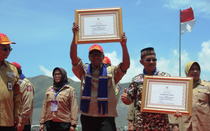 Wakil Gubernur Bengkulu Dedy Ermansyah Mewakili Gubenur Bengkulu Menerima Penghargaan Sebagai Pembina Tagana Berprestasi 2019