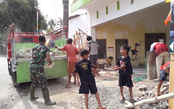 TNI Bersama Warga Bersihkan Sampah di Desa Cilibang