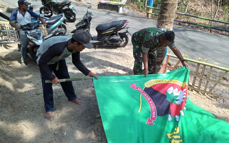 Danramil 02 Jeruklegi Kapten inf Suwanto koordinir pemasangan Sepanduk