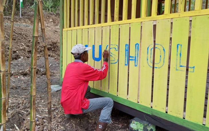 Haryadi Bantu Bati Tuud Peltu Ismanto Cat Mushola di Pra TMMD 106 Kodim Cilacap