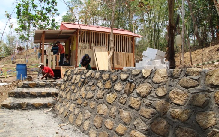 Warga Gotong Royong Buat Tempat Wudhu Mushola