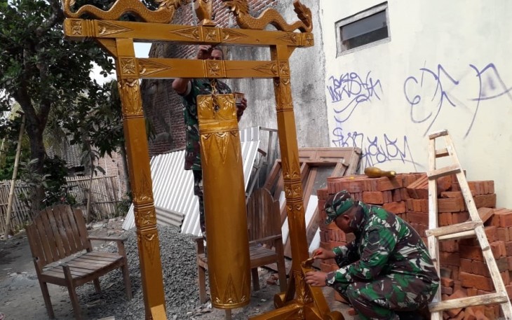 Kentongan untuk Kegiatan Pembukaan TMMD 106 Kodim Cilacap Mulai di Cat