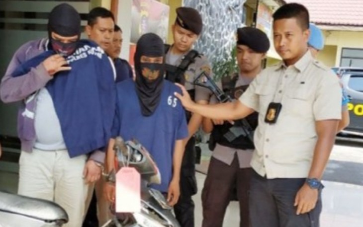 Kasat Reskrim AKP Achmat Budi Martono menunjukan kedua tersangka penjambretan