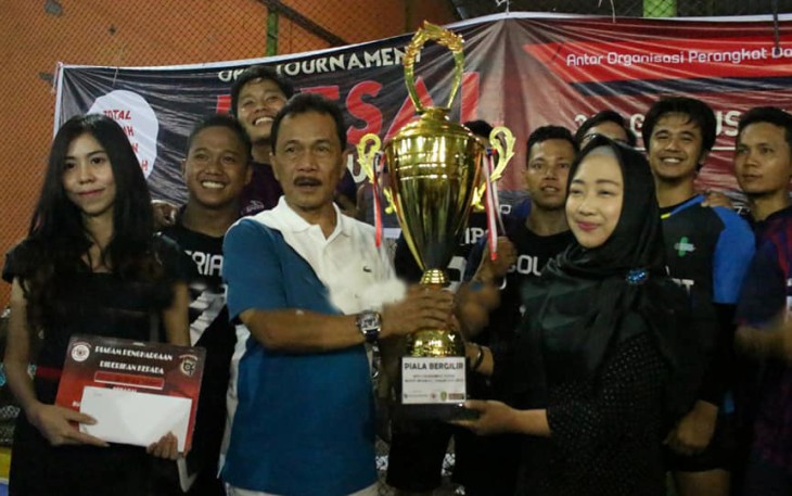 Bupati Bengkulu Tengah Ferry Ramli Berikan Piala Bergilir Turnamen Futsal Bupati CUP 2019