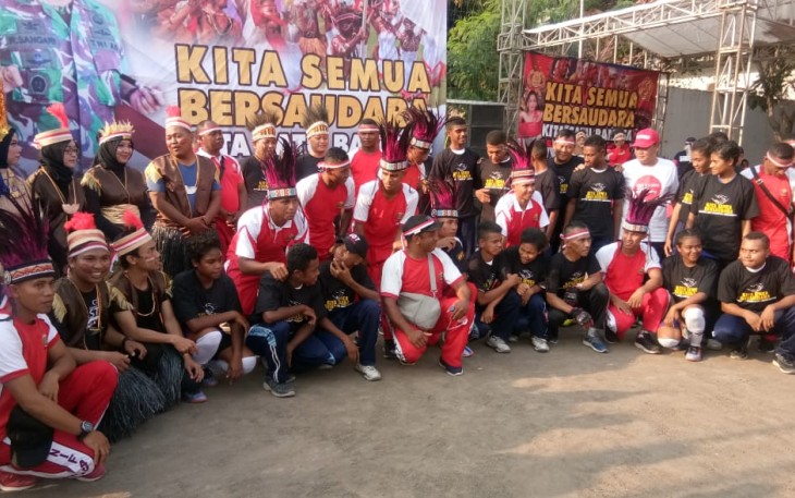 Danramil 07 Adiwerna Kapten Inf Suswantoro Foto Bersama Warga Papua Yang Berdomisili di Wilayah Kabupaten Tegal