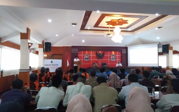 Plt Wali Kota Blitar Santoso Saat Berikan Sambutan Dalam Acara Pentingnya Pendidikan Politik Bagi Generasi Muda 