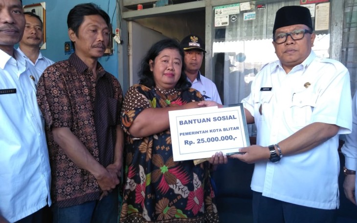 Plt Wali Kota Blitar Santoso Berikan Bantuan Sosial Kepada Keluarga Korban Kebakaran