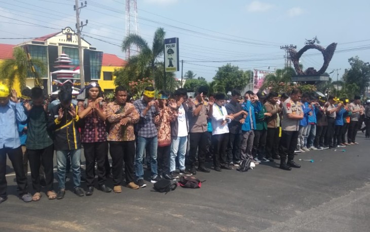 Kapolda Bengkulu Brigjen Pol Supratman Jadi Imam Salat Gaib 