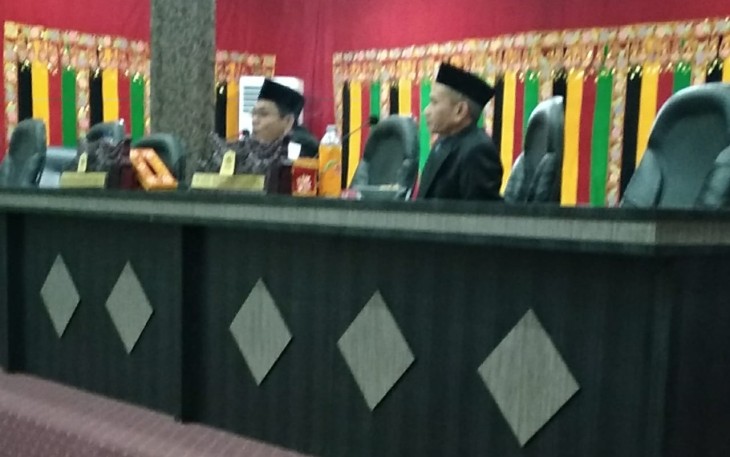 Dua pimpinan sementara DPRK Aceh Singkil Hasanuddin Aritonang dan H. Amaliun.