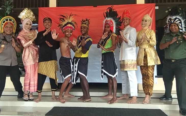 Dandim dan Kapolres Batang Jawa Tengah Bersama Warga Papua