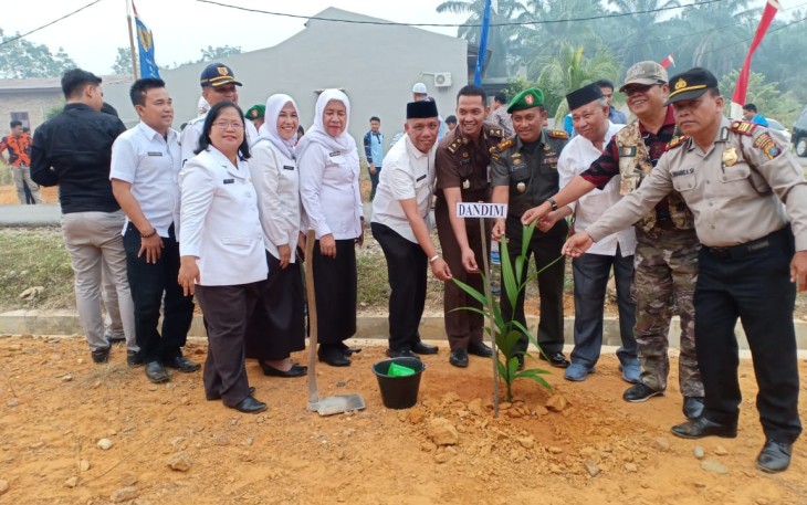 Dandim Santoso Tanam Bibit Pohon Pinang