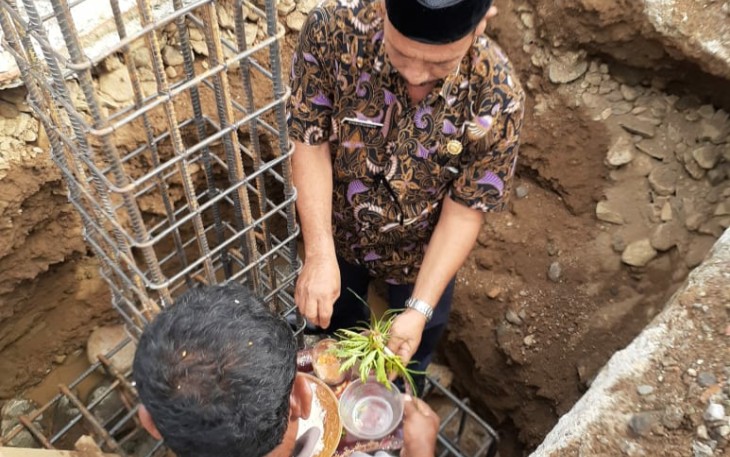 Peletakan batu pertama pembangunan mesjid Al-Muklisin