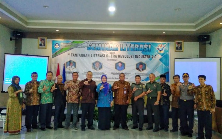 Seminar Literasi dengan tema "Tantangan literasi di era revolusi industri 4.0" di Madelin Hotel