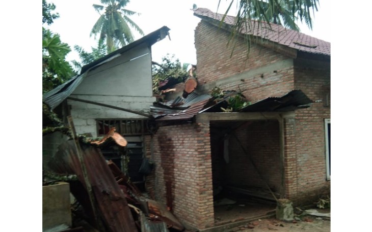 Rumah Sariono Tertimpa Pohon Durian Akibat Hujan Deras  