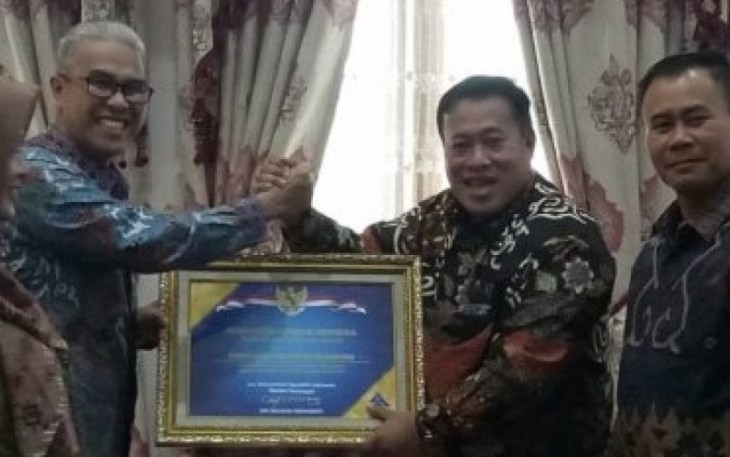 Bupati Mukomuko Choirul Huda Terima Opini Wajar Tanpa Pengecualian Dari Kepala Perwakilan Badan Pemeriksa Keuangan Provinsi Bengkulu Aryo Seto Bomantari 