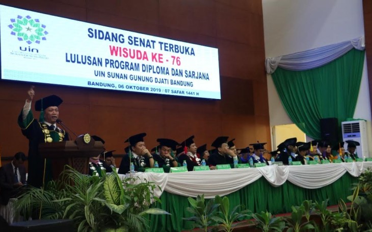  Rektor UIN SGD Bandung Prof. Dr. H. Mahmud M.Si tengah membarikan sambutan setelah melantik 1.428 lulusan pada Wisuda ke-76.